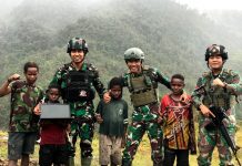 Prajurit Kostrad Gelar Nobar Film Merah Putih Memanggil, Kobarkan Semangat Anak Papua Cinta Tanah Air FOTO: Ciptakan Keceriaan bagi anak pedalaman Papua, Satgas Yonif Raider 321/GT/13/1 Kostrad Pos Yigi ajak para penghuni Pegunungan Tengah Papua nonton bareng film "Merah Putih Memanggil” yang bertempat di Distrik Yigi, Kabupaten Nduga, Papua.