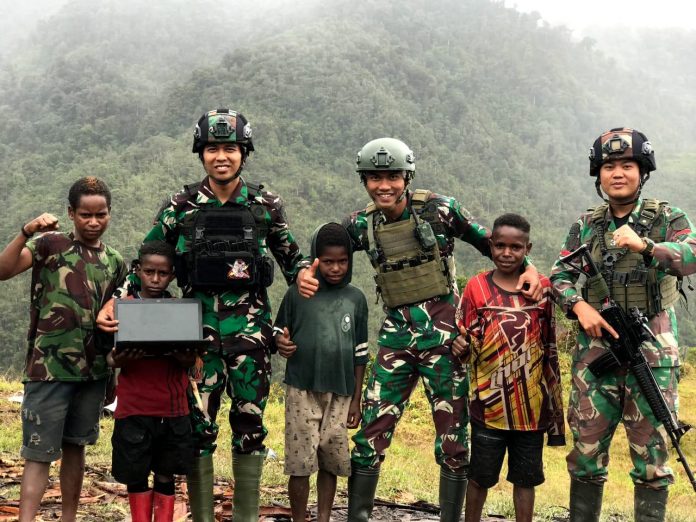 FOTO: Ciptakan Keceriaan bagi anak pedalaman Papua, Satgas Yonif Raider 321/GT/13/1 Kostrad Pos Yigi ajak para penghuni Pegunungan Tengah Papua nonton bareng film 