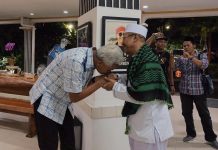 Gubernur Jateng Unggah Pertemuannya dengan Puang Makka, Ganjar Pranowo: Sebuah Nikmat yang Sangat Besar Dijenguk oleh Guru FOTO: Saat Gubernur Jawa Tengah Ganjar Pranowo mencium tangan Habib Abdur Rahim Puang Makka.