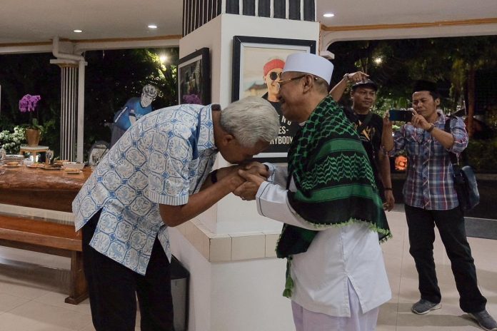 FOTO: Saat Gubernur Jawa Tengah Ganjar Pranowo mencium tangan Habib Abdur Rahim Puang Makka.