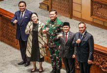 DPR Gelar Sidang Paripurna Pengesahan Laksamana TNI Yudo Margono Sebagai Calon Panglima TNI FOTO: Ketua DPR RI Bersama Unsur Pimpinan DPR saat mendampingi Laksamana TNI Yudo Margono sebagai calon Panglima TNI