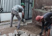 Gerak Cepat Dinas PU Makassar, Perintah Pelaksana Ganti Paving Blok yang Dikeluhkan Warga FOTO: Pekerja dari CV. Polemaju Strukturindo saat mengantikan paving blok yang dikeluhkan warga di Jalan Landak V RT. 02. RW. 06 Kelurahan Banta Bantaeng, Kecamatan Rappocini, Kota Makassar. Selasa (13/12)