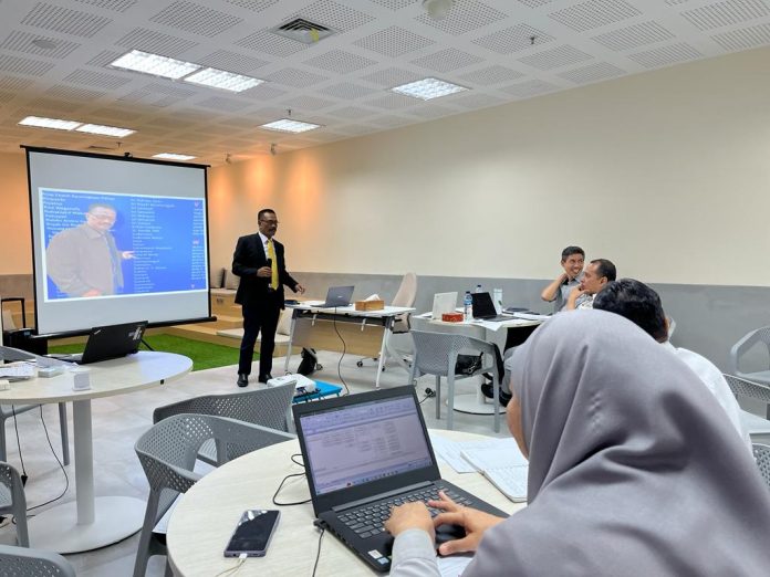 FOTO: Prof Dr Sukardi Weda, menggelar sharing session di Institut Teknologi dan Bisnis Kalla (ITB) Kalla yang bertempat di lt. 5 dan 6 NIPAH, Jalan Urip Sumoharjo Makassar pada Senin, (12/12/2022)