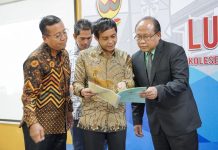 Wamen Serahkan 4 Sertipikat untuk Rumah Ibadah, Raja Juli: Kado Natal dari Kementerian ATR/BPN FOTO: Wakil Menteri Agraria dan Tata Ruang/Wakil Kepala Badan Pertanahan Nasional (ATR/BPN) Raja Juli Antoni saat menyerahkan 4 sertipikat kepada tiga rumah ibadah ummat Kristiani.
