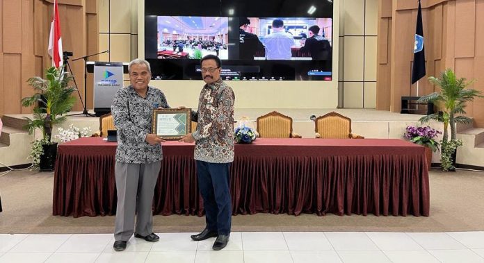 FOTO: Prof Dr Sukardi Weda, Guru besar Universitas Negeri Makassar (UNM), saat menghadiri The 1st STAIN Majene's Annual International Conference on Education, Islamic Studies, and Local Wisdom, yang dihelat di Gedung BPMP Majene pada tanggal 7 Desember 2022.