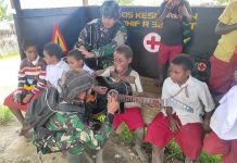 Satgas Kostrad Ajarkan Lagu Kebangsaan, Tumbuhkan Rasa Cinta Kebhinekaan FOTO: Satgas Yonif Raider 321/GT/13/1 Kostrad Pos Napua mengajarkan tentang lagu kebangsaan dan perjuangan kepada para pelajar di Distrik Napua, Kabupaten Jayawijaya, Papua.