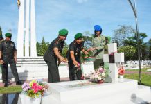 Peringati Hari Juang TNI AD, Kasrem 172/PWY Pimpin Ziarah Ke TMP FOTO: Kepala Staf Korem (Kasrem) 172/PWY Kolonel Inf Bayu Sudarmanto, bertindak selaku inspektur upacara ziarah rombongan di Taman Makam Pahlawan (TMP) Kusuma Trikora, Waena, Kota Jayapura, Rabu (14/12).