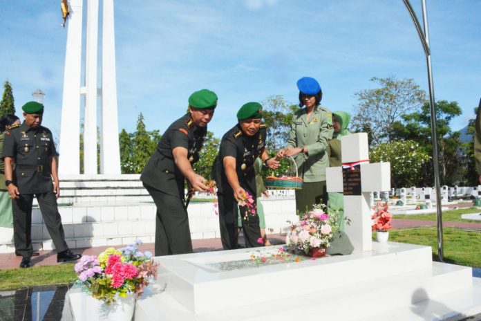 FOTO: Kepala Staf Korem (Kasrem) 172/PWY Kolonel Inf Bayu Sudarmanto, bertindak selaku inspektur upacara ziarah rombongan di Taman Makam Pahlawan (TMP) Kusuma Trikora, Waena, Kota Jayapura, Rabu (14/12).