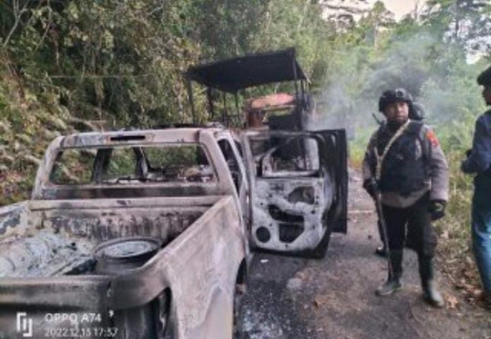 Foto: Kepolisian saat meninjau TKP usai KKB menyerang iring-iringan personil Polres Kepulauan Yapen (Foto: dok. Istimewa)