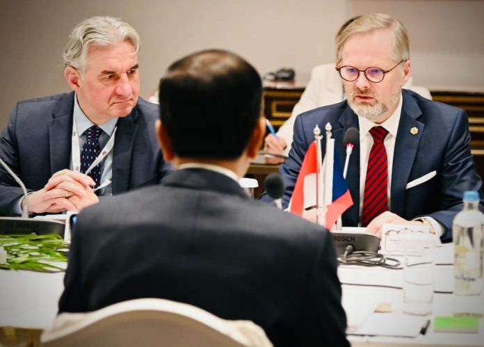 FOTO: Presiden Jokowi melakukan pertemuan bilateral dengan PM Republik Ceko Petr Fiala, di Hotel Steigenberger Wiltcher’s, Brussels, Belgia, Rabu (14/12/2022). (Foto: BPMI Setpres/Laily Rachev)