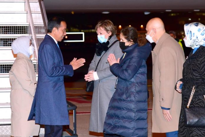 FOTO: Presiden dan Ibu Iriana tiba di Brussels, Belgia, Rabu (14/12/2022). (Foto: BPMI Setpres/Laily Rachev)