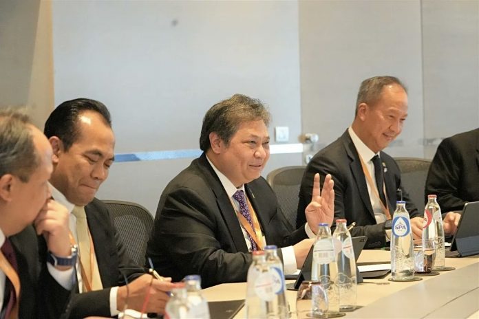 FOTO: Menteri Koordinator Ekonomi Airlangga Hartarto didampingi Menteri Perindustrian Agus Gumiwang saat bertemu Vice-President of Public Affairs dari CMA CGM Group, Mr. Patrice Bergamini di Brussels, Belgia, Rabu (14/12/2022).