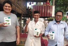 Harga Pupuk Kimia Mahal, Anggota Fraksi Golkar DPRD Sulsel Bantu Petani dengan Pupuk Hayati Cair LBA FOTO: Kelompok tani di kabupaten Sidrap, Saat menerima bantuan pupuk cair hayati cair Lawoy Bumi Anugerah (LBA) dari anggota Fraksi Golkar DPRD Sulsel, H. Zulkifli Zain. Rabu (14/12)