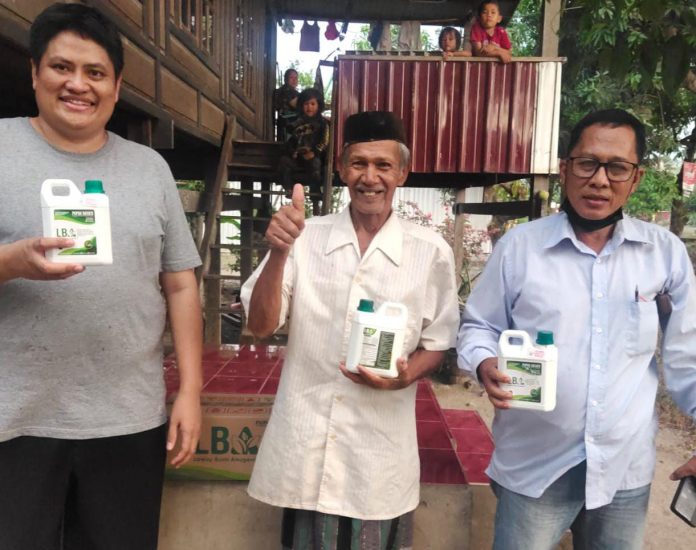 FOTO: Kelompok tani di kabupaten Sidrap, Saat menerima bantuan pupuk cair hayati cair Lawoy Bumi Anugerah (LBA) dari anggota Fraksi Golkar DPRD Sulsel, H. Zulkifli Zain. Rabu (14/12)