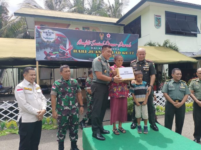 FOTO: Kodim 1701/Jayapura menggelar sejumlah kegiatan Bakti Sosial diantaranya khitanan massal, donor darah dan pemberian santunan kepada 3 Panti Asuhan yang ada di wilayah Kodim 1701/Jayapura.