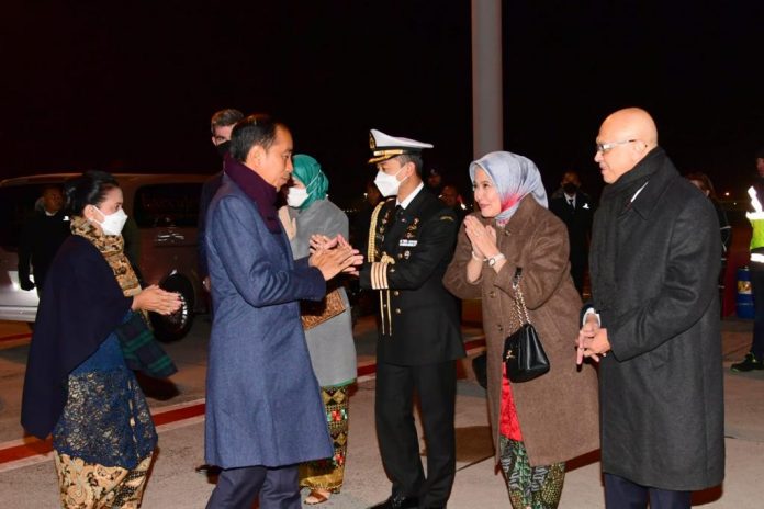 FOTO: Presiden Joko Widodo (Jokowi) dan Ibu Iriana beserta delegasi langsung menuju Bandara Abelag, Brussels, Belgia, untuk bertolak ke Tanah Air, Rabu (14/12/2022) malam.