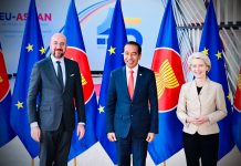 Presiden Jokowi Hadiri KTT Peringatan 45 Tahun ASEAN-Uni Eropa FOTO: Presiden Jokowi disambut resmi oleh Presiden Dewan Eropa Charles Michel dan Presiden Komisi Eropa Ursula von der Leyen saat menghadiri KTT Peringatan 45 Tahun ASEAN-Uni Eropa di Gedung Europa, Brussels, Rabu (14/12/2022) siang. (Foto: BPMI Setpres/Laily Rachev)