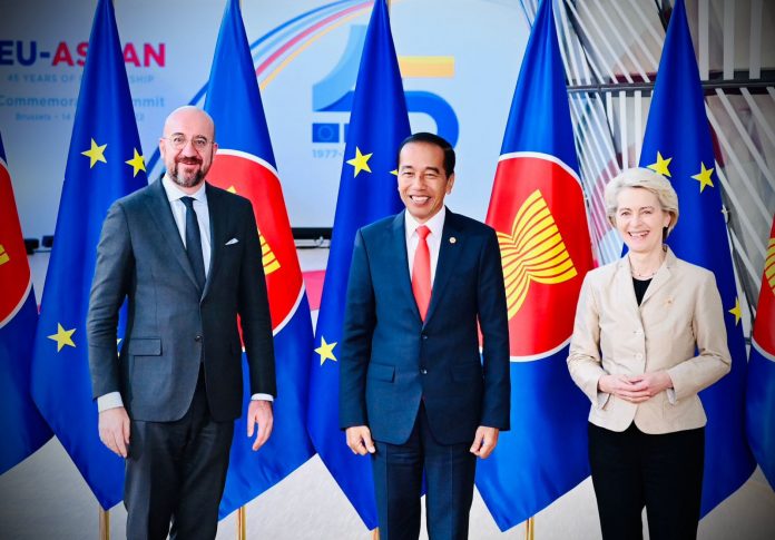 FOTO: Presiden Jokowi disambut resmi oleh Presiden Dewan Eropa Charles Michel dan Presiden Komisi Eropa Ursula von der Leyen saat menghadiri KTT Peringatan 45 Tahun ASEAN-Uni Eropa di Gedung Europa, Brussels, Rabu (14/12/2022) siang. (Foto: BPMI Setpres/Laily Rachev)