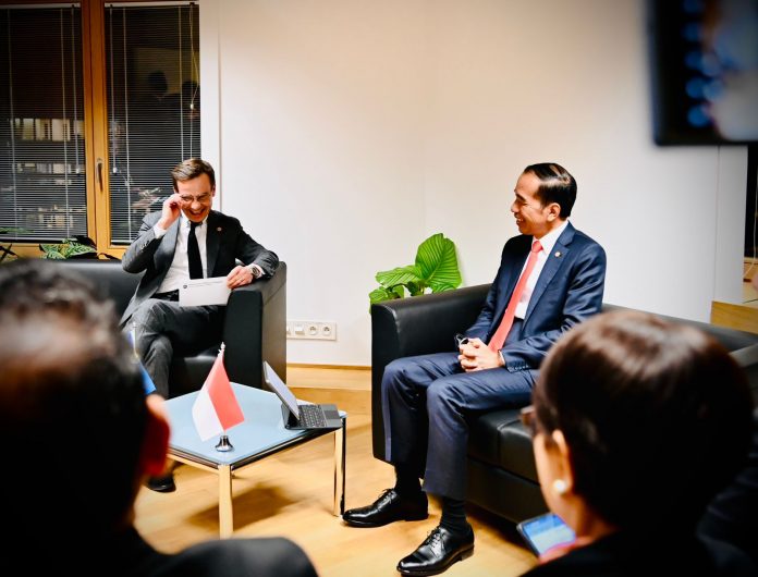 FOTO: Presiden Joko Widodo melakukan pertemuan bilateral dengan PM Swedia Ulf Kristersson, di Gedung Europa, Brussels, Rabu (14/12/2022). (Foto: BPMI Setpres)