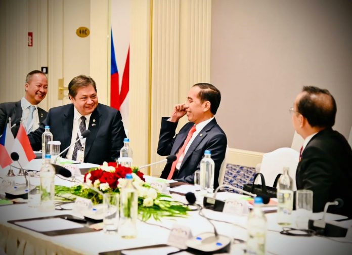 FOTO: Menteri Koordinator Perekonomian Airlangga Hartarto mendampingi Presiden RI Joko Widodo (Jokowi) menghadiri Konferensi Tingkat Tinggi (KTT) Peringatan 45 Tahun ASEAN-Uni Eropa di Gedung Europa, Brussels, Rabu (14/12/2022) siang.