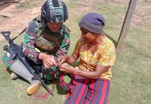 Jalin Komunikasi Sosial, Kebersamaan Prajurit Kostrad dan Warga Asotipo Semakin Mengental FOTO: Personel Pos Napua Satgas Yonif Raider 321/GT/13/1 Kostrad melaksanakan komunikasi sosial (Komsos) dengan mengunjungi rumah-rumah warga masyarakat di Kampung Putagaima, Distrik Asotipo, Kabupaten Jayawijaya, Papua.