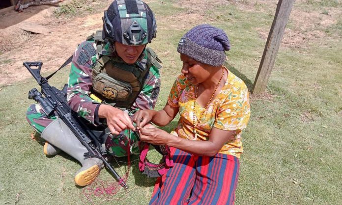 FOTO: Personel Pos Napua Satgas Yonif Raider 321/GT/13/1 Kostrad melaksanakan komunikasi sosial (Komsos) dengan mengunjungi rumah-rumah warga masyarakat di Kampung Putagaima, Distrik Asotipo, Kabupaten Jayawijaya, Papua.