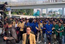 Datang Sore Hari, Ratusan Mahasiswa Geruduk Gedung DPR Tolak Pengesahan KUHP Foto: Ratusan mahasiswa dari berbagai kampus menggeruduk gedung DPR RI/RMOL