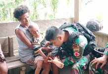 Pelayanan Kesehatan TNI-AD Di Tapal Batas Indonesia Dan Papua Nugini FOTO: Satgas Pamtas Yonif 132/Bima Sakti memberikan pelayanan kesehatan terhadap masyarakat perbatasan tepatnya Di Kp.Uskuar, Distrik Mannem, Kab keerom, Prov.Papua, pada hari Kamis (15/12).