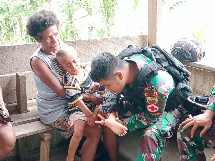 FOTO: Satgas Pamtas Yonif 132/Bima Sakti memberikan pelayanan kesehatan terhadap masyarakat perbatasan tepatnya Di Kp.Uskuar, Distrik Mannem, Kab keerom, Prov.Papua, pada hari Kamis (15/12).