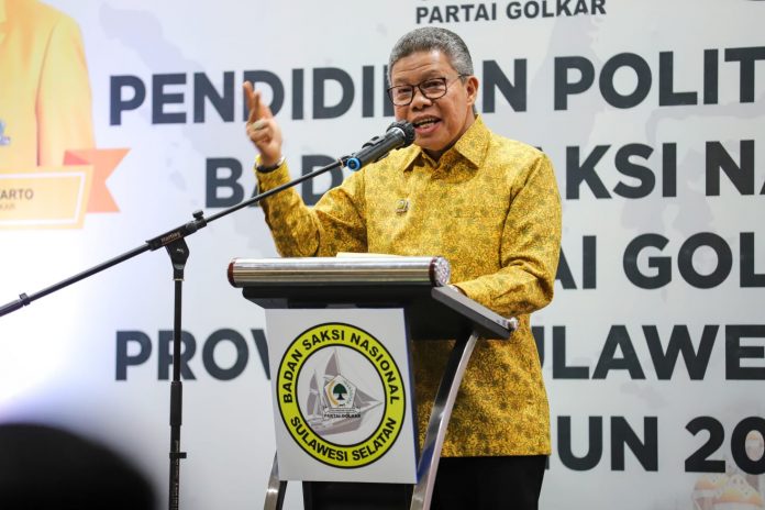 FOTO: Ketua DPD I Golkar Sulsel, Taufan Pawe, saat memberi sambutannya di kegiatan Pendidikan Politik (Dikpol) Badan Saksi Nasional Partai Golkar (BSNPG) di Hotel Ibis Makassar, pada Rabu 14 Desember 2022.