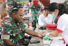 Dengan Semangat Hari Juang TNI AD, Kodim 1702/JWY Menggelar Acara Donor Darah Bersama PMI Jayawijaya FOTO: Kodim 1702/JWY bekerja sama dengan Palang Merah Indonesia Kab. Jayawijaya melaksanakan bhakti sosial donor darah dalam rangka Hari Juang TNI-AD bertempat di aula Makodim 1702/JWY Jl. Yos Sudarso Kab. Jayawijaya, Rabu (14/12/2022).