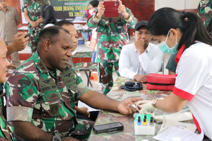 FOTO: Kodim 1702/JWY bekerja sama dengan Palang Merah Indonesia Kab. Jayawijaya melaksanakan bhakti sosial donor darah dalam rangka Hari Juang TNI-AD bertempat di aula Makodim 1702/JWY Jl. Yos Sudarso Kab. Jayawijaya, Rabu (14/12/2022).