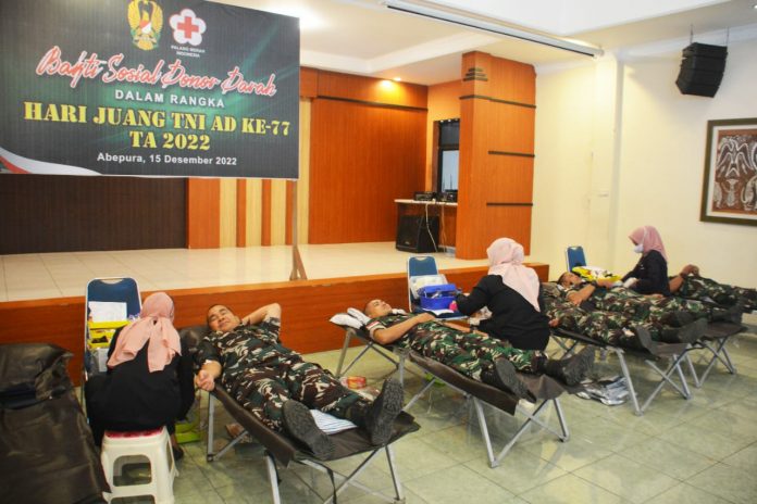 FOTO: Anggota prajurit Korem 172/PWY, bersama Persit Kartika Candra Kirana (KCK) Koorcab Rem 172 melaksanakan bakti sosial donor darah.