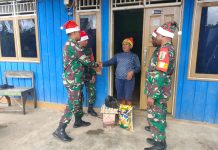 Sambut Natal 25 Desember 2022, Koramil 1715/01 Oksibil Berbagi Sembako FOTO: Personel Koramil 1715-01/Oksibil melakukan kegiatan bakti sosial dengan berbagi sembako kepada tokoh-tokoh masyarakat yang ada di Oksibil Kab. Pegunungan Bintang, Kamis (15/12).