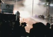 Hingga Malam, Polisi Bubarkan Aksi Mahasiswa Tolak KUHP FOTO: Hasil tangkap layar saat polisi membubarkan aksi mahasiswa tolak KUHP di gedung DPRD Jawa Barat hingga malam.
