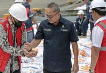 10 Ribu Ton Beras Impor Tiba, Zulhas: Beberapa Bulan Terakhir Harga Beras Meroket FOTO: Direktur Utama Perum Bulog Budi Waseso (kiri) bersama Menteri Perdagangan Zulkifli Hasan (tengah) melihat beras impor saat meninjau aktivitas bongkar muat di Pelabuhan Tanjung Priok, Jakarta, Jumat (16/12/2022). Perum Bulog mendatangkan 5.000 ton beras impor asal Vietnam guna menambah cadangan beras pemerintah (CBP) yang akan digunakan untuk operasi pasar.