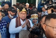 Tiba di Sorong, Pj Gubernur Papua Barat Daya Disambut Tarian Adat Suku MOI FOTO: Pejabat Gubernur Muhammad Musa'ad tiba di kota Sorong, Provinsi Papua Barat Daya. Musa'ad disambut Penjabat Wali Kota Sorong George Yarangga serta masyarakat dengan tarian adat Suku MOI pribumi wilayah Sorong. Jumat (16/12)