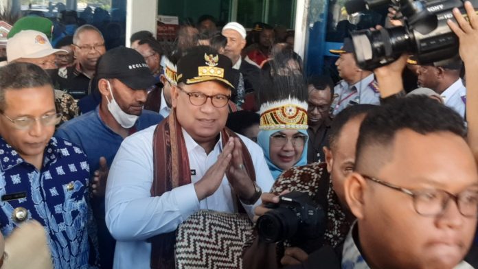 FOTO: Pejabat Gubernur Muhammad Musa'ad tiba di kota Sorong, Provinsi Papua Barat Daya. Musa'ad disambut Penjabat Wali Kota Sorong George Yarangga serta masyarakat dengan tarian adat Suku MOI pribumi wilayah Sorong. Jumat (16/12)