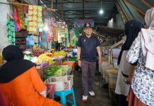 Sidak Pasar Jelang Nataru, Taufan Pawe Bakal Gelar Pasar Murah Untuk Kendalikan Harga Komoditas FOTO: Walikota parepare Taufan Pawe (TP) saat melakukan sidak di Pasar Lakessi, Jumat, 16 Desember 2022.