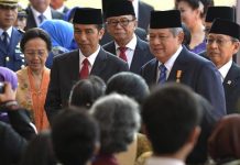 Negara Berikan Rumah Kepada Mantan Presiden, Bagaimana Jokowi? FOTO: Presiden Susilo Bambang Yudhoyono (kedua kanan) bersama Wakil Presiden Boediono (kanan), Ketua MPR Sidarto Danusubroto (ketiga kanan) dan Gubernur DKI Jakarta yang juga Presiden terpilih Joko Widodo (keempat kanan) (ANTARA FOTO/Widodo S. Jusuf)