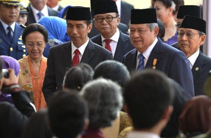 FOTO: Presiden Susilo Bambang Yudhoyono (kedua kanan) bersama Wakil Presiden Boediono (kanan), Ketua MPR Sidarto Danusubroto (ketiga kanan) dan Gubernur DKI Jakarta yang juga Presiden terpilih Joko Widodo (keempat kanan) (ANTARA FOTO/Widodo S. Jusuf)