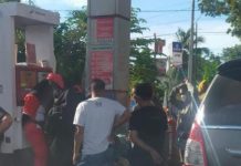 Diduga SPBU 74 905 01 Bantimurung Jual Bebas BBM Solar Bersubsidi, Eks Ketua BEM: Aparat Jangan Tutup Mata FOTO: Diduga salah satu petugas SPBU 74 905 01 di jalan poros Bantimurung Jawi-jawi, Kecamatan Bantimurung, Maros menjual bebas solar bersubsidi. Sabtu (16/12) (foto Firman eks Ketua BEM Politeknik Bosowa Makassar)