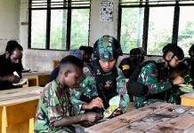Sederhana Tapi Istimewa! Prajurit TNI Berbagi Makanan Kepada Masyarakat di Distrik Yigi FOTO: Satgas Yonif Raider 321/GT/13/1 Kostrad Pos Yigi memberi warna baru kepada masyarakat di pegunungan tengah Papua.