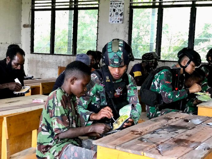 FOTO: Satgas Yonif Raider 321/GT/13/1 Kostrad Pos Yigi memberi warna baru kepada masyarakat di pegunungan tengah Papua.