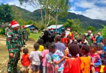 Sambut Natal, Sinterklas Koramil 1715/Oksibil Berbagi Bingkisan Natal FOTO: Personel Koramil 1715-01/Oksibil dipimpin Kapten Cba Dwi Wawan melaksanakan Pawai Sinterklas sasaran bakti sosial Kampung Kutdol Okpol, Distrik Oksibil, Kab. Pegunungan Bintang, pada Sabtu (17/12/22).