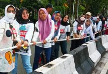 Jatuh Korban Jiwa, BMI Nilai Panitia Tarik Tambang IKA Unhas Sulsel Lalai FOTO: Peserta tarik tambang yang digelar IKA Unhas Sulsel Ahad (19/12) pagi. (Properti medsos)
