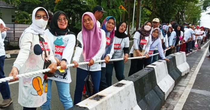 FOTO: Peserta tarik tambang yang digelar IKA Unhas Sulsel Ahad (19/12) pagi. (Properti medsos)