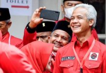 Elit PDIP Puan, Pengamat: Jika Menggunakan Pendekatan Survei, Ganjar Jauh Lebih Baik FOTO: Kader PDI Perjuangan yang juga Gubernur Jawa Tengah Ganjar Pranowo (kanan) berswafoto dengan rekannya usai pembukaan Rapat Kerja Nasional (Rakernas) II PDI Perjuangan di Jakarta, Selasa (21/6/2022). ANTARA FOTO/M Risyal Hidayat - tom.