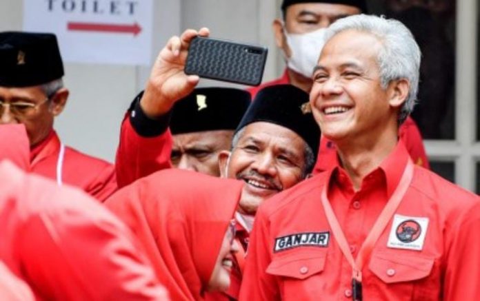 FOTO: Kader PDI Perjuangan yang juga Gubernur Jawa Tengah Ganjar Pranowo (kanan) berswafoto dengan rekannya usai pembukaan Rapat Kerja Nasional (Rakernas) II PDI Perjuangan di Jakarta, Selasa (21/6/2022). ANTARA FOTO/M Risyal Hidayat - tom.