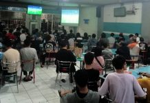 Puncak Final Piala Dunia, Ekonomi Makassar Bangkit, Warga Yakin Argentina Unggul Atas Prancis FOTO: Suasana warga kota Makassar saat nonton bareng di warkop Sami Panakukang, Makassar. Ahad (19/12) malam